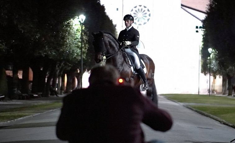 Dal cavaliere al ginnasta, il Girfalco è il set perfetto delle foto di Marè. "Passione ed entusiamo in ogni scatto"
