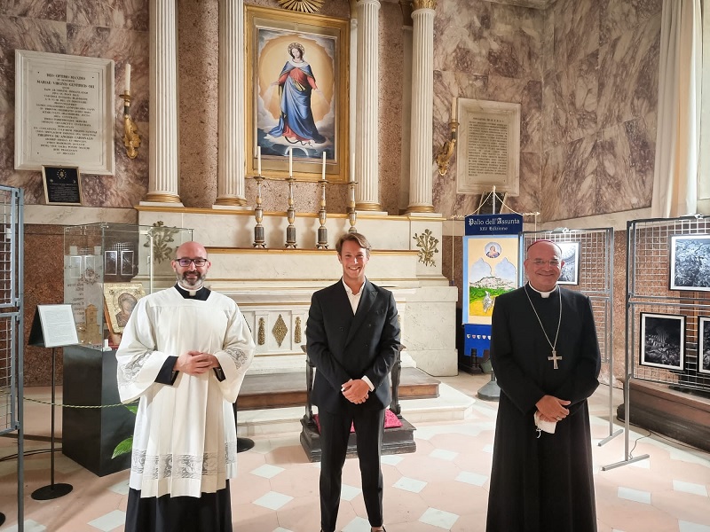 Le fotografie di Marè illuminano l'Assunta: in visita al duomo di Fermo anche l'arcivescovo di Milano
